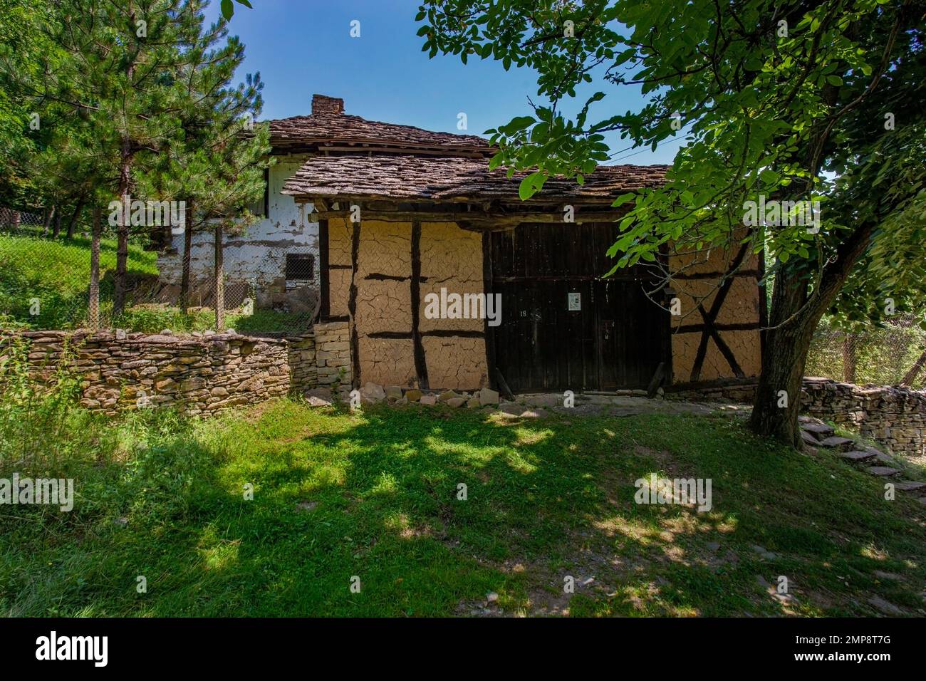 Staro Stefanovo villaggio, una casa abbandonata, obituario sulla porta, comune Lovech, Balcani, Bulgaria Foto Stock