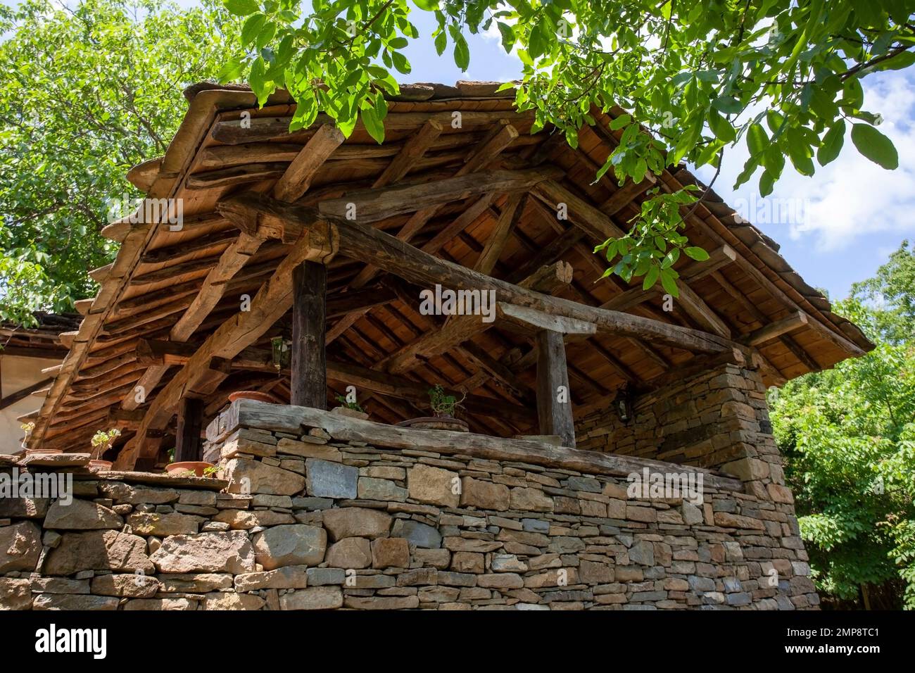 Villaggio Staro Stefanovo, costruzione di tetti in legno, comune Lovech Foto Stock