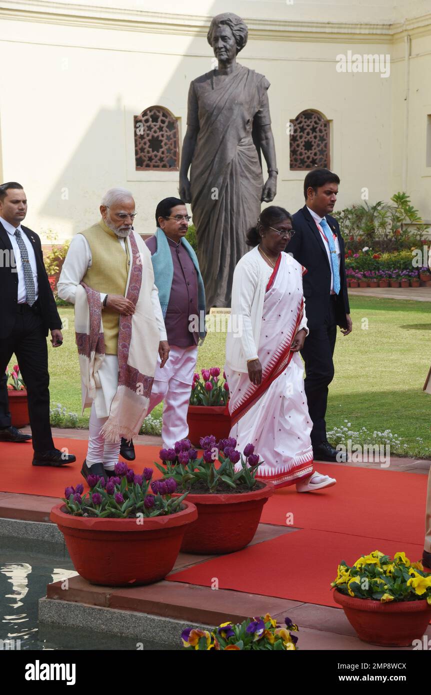 Nuova Delhi, India. 31st Jan, 2023. Il Presidente dell'India Draupadi Murmu cammina con il primo Ministro Narendra Mody e altri leader nella sala centrale del Parlamento il primo giorno della sessione di bilancio a Nuova Delhi, lunedì 31 gennaio 2023. (Credit Image: © Sondeep Shankar/Pacific Press via ZUMA Press Wire) SOLO PER USO EDITORIALE! Non per USO commerciale! Credit: ZUMA Press, Inc./Alamy Live News Foto Stock