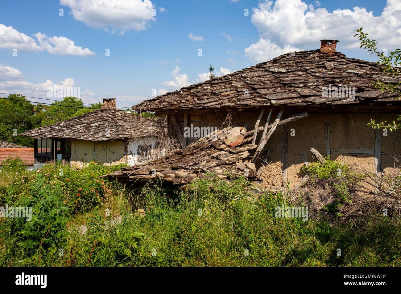 Staro Stefanovo villaggio, una casa abbandonata, obituario sulla porta, comune Lovech, Balcani, Bulgaria Foto Stock