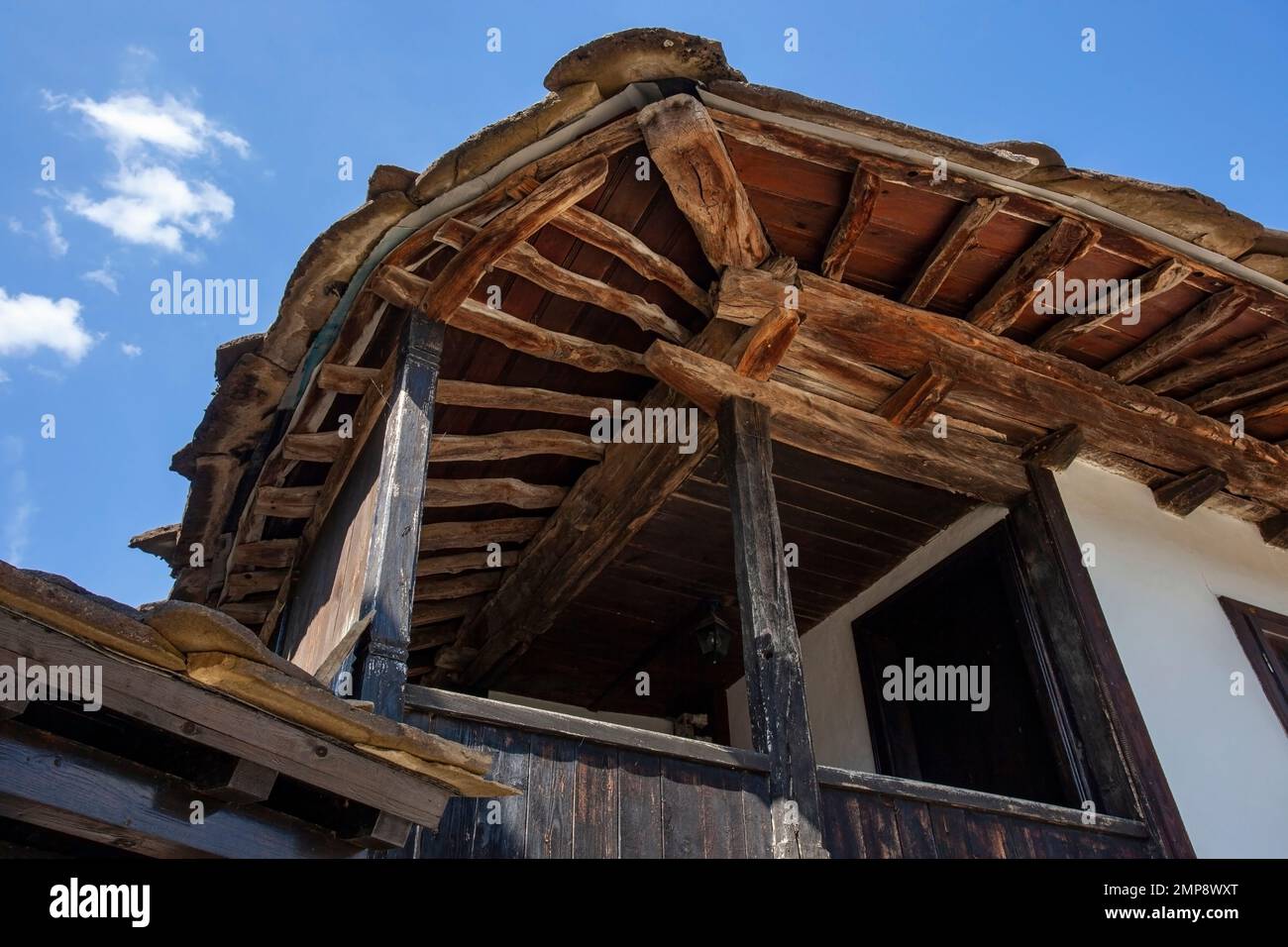 Villaggio Staro Stefanovo, costruzione di tetti in legno, comune Lovech Foto Stock