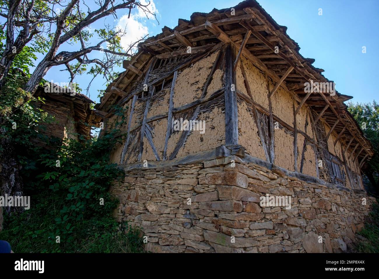 Staro Stefanovo villaggio, una casa abbandonata, obituario sulla porta, comune Lovech, Balcani, Bulgaria Foto Stock