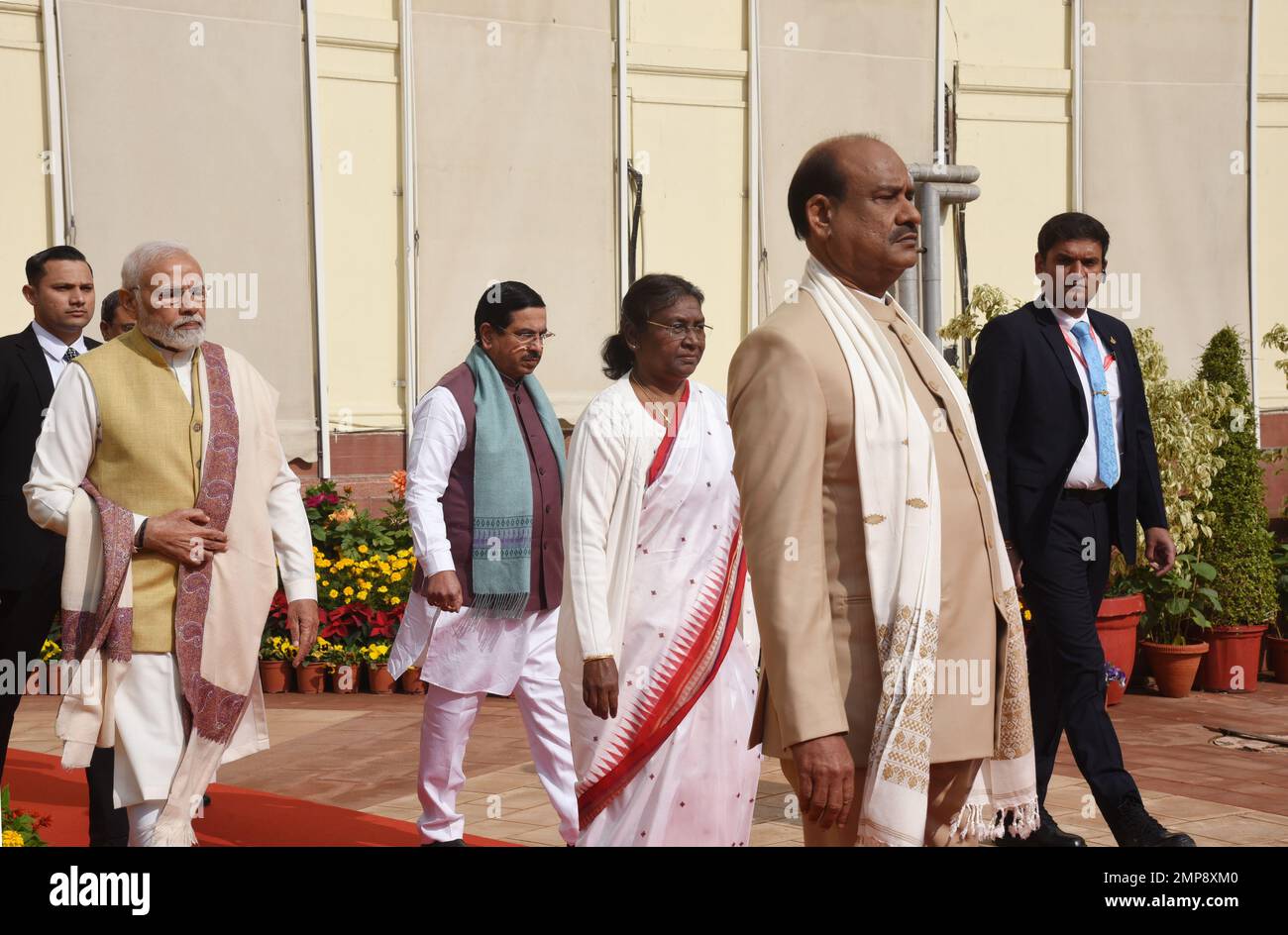 Nuova Delhi, India. 31st Jan, 2023. Il Presidente dell'India Draupadi Murmu cammina con il primo Ministro Narendra Mody e altri leader nella sala centrale del Parlamento il primo giorno della sessione di bilancio a Nuova Delhi, lunedì 31 gennaio 2023. (Credit Image: © Sondeep Shankar/Pacific Press via ZUMA Press Wire) SOLO PER USO EDITORIALE! Non per USO commerciale! Credit: ZUMA Press, Inc./Alamy Live News Foto Stock