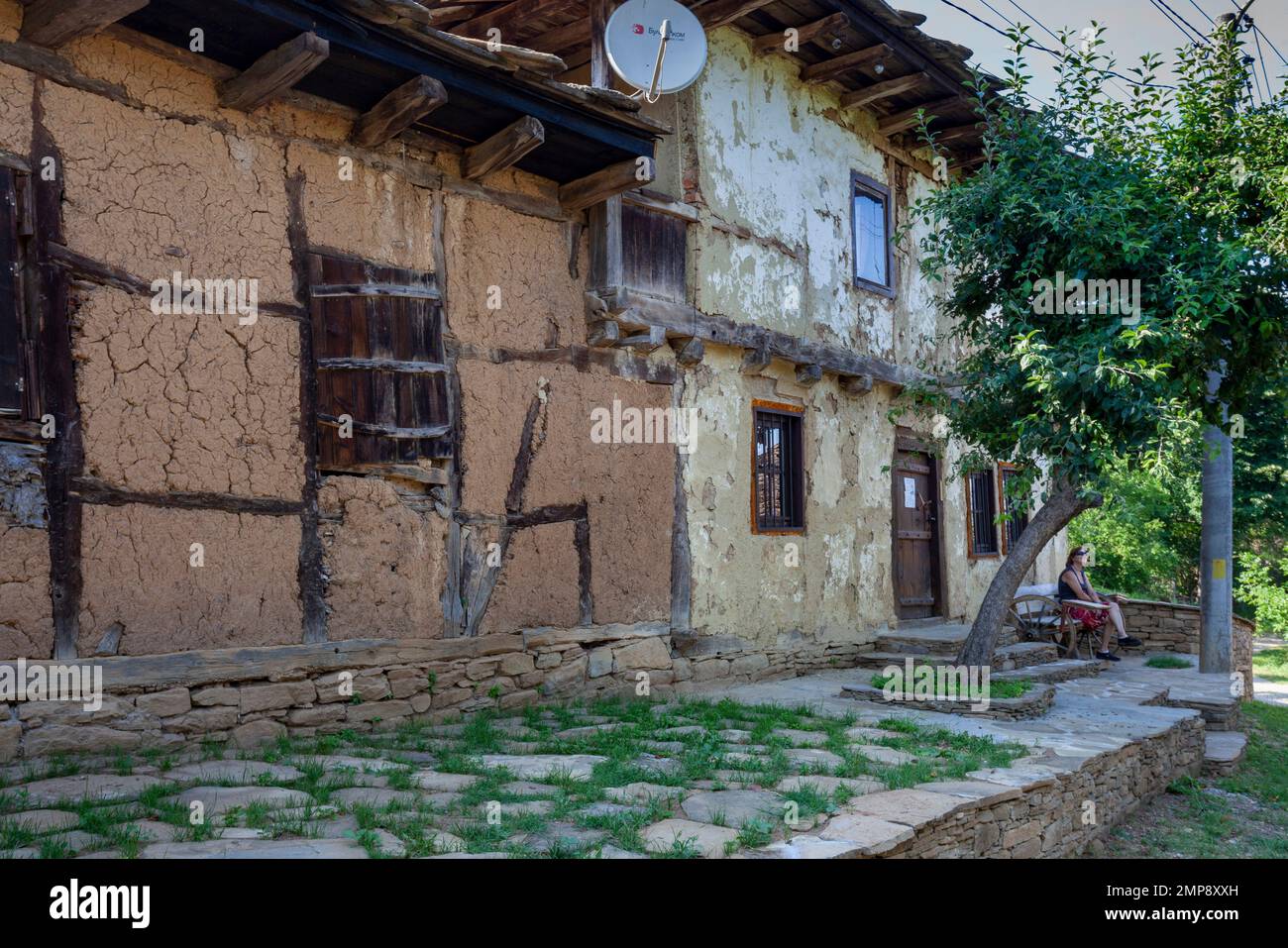 Staro Stefanovo villaggio, una casa abbandonata, obituario sulla porta, comune Lovech, Balcani, Bulgaria Foto Stock