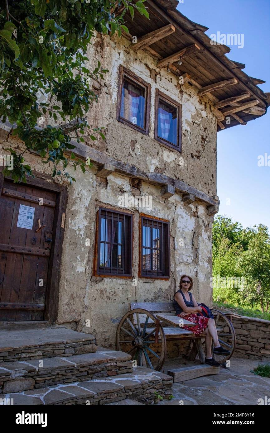 Staro Stefanovo villaggio, una casa abbandonata, obituario sulla porta, comune Lovech, Balcani, Bulgaria Foto Stock