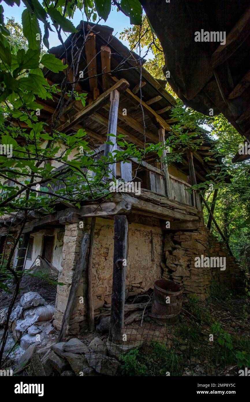Staro Stefanovo villaggio, una casa abbandonata, obituario sulla porta, comune Lovech, Balcani, Bulgaria Foto Stock