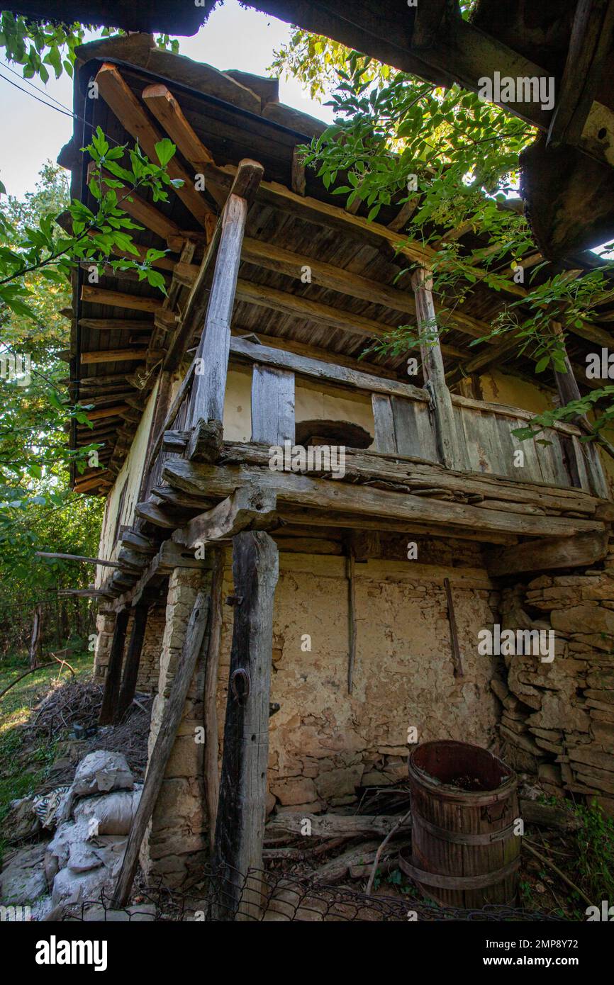 Staro Stefanovo villaggio, una casa abbandonata, obituario sulla porta, comune Lovech, Balcani, Bulgaria Foto Stock