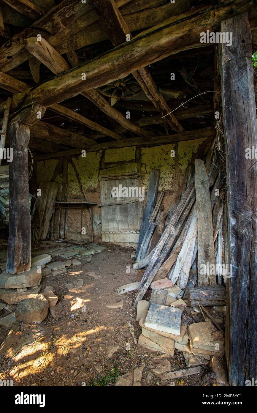 Villaggio di Staro Stefanovo, interno di una casa abbandonata, comune di Lovech, Balcani, Bulgaria Foto Stock
