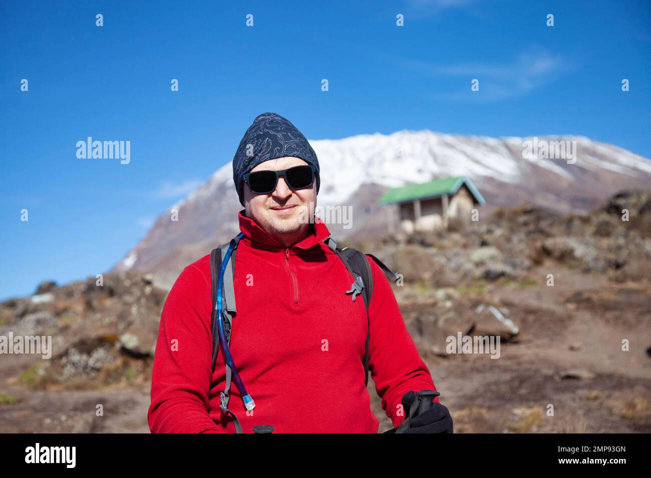 Zaino in spalla maschio sul trekking al monte Kilimanjaro. Foto Stock