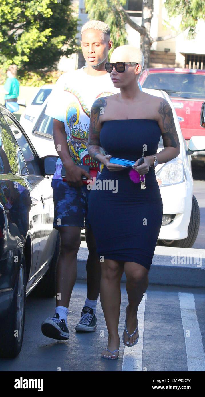 ESCLUSIVO!! Amber Rose e un compagno maschile si dirigano al salone Nail Garden di Studio City, California. 30th ottobre 2015. Foto Stock