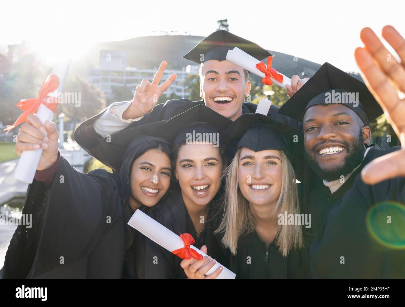 Gruppo di studenti universitari, selfie e diplomi con orgoglio, successo e felicità con sostegno alla diversità. Amici, studenti e laureati Foto Stock