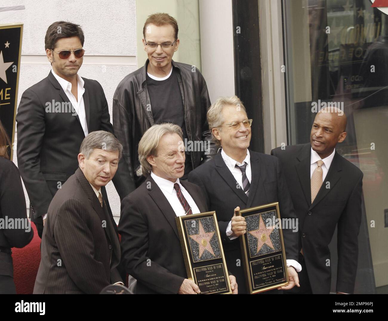 Billy Bob Thornton e John Stamos si uniscono a Gerry Beckly e Dewey Bunnell, del gruppo musicale 'America', che sono stati onorati con una stella sulla Hollywood Walk of Fame. Los Angeles, California. 6th febbraio 2012. Foto Stock