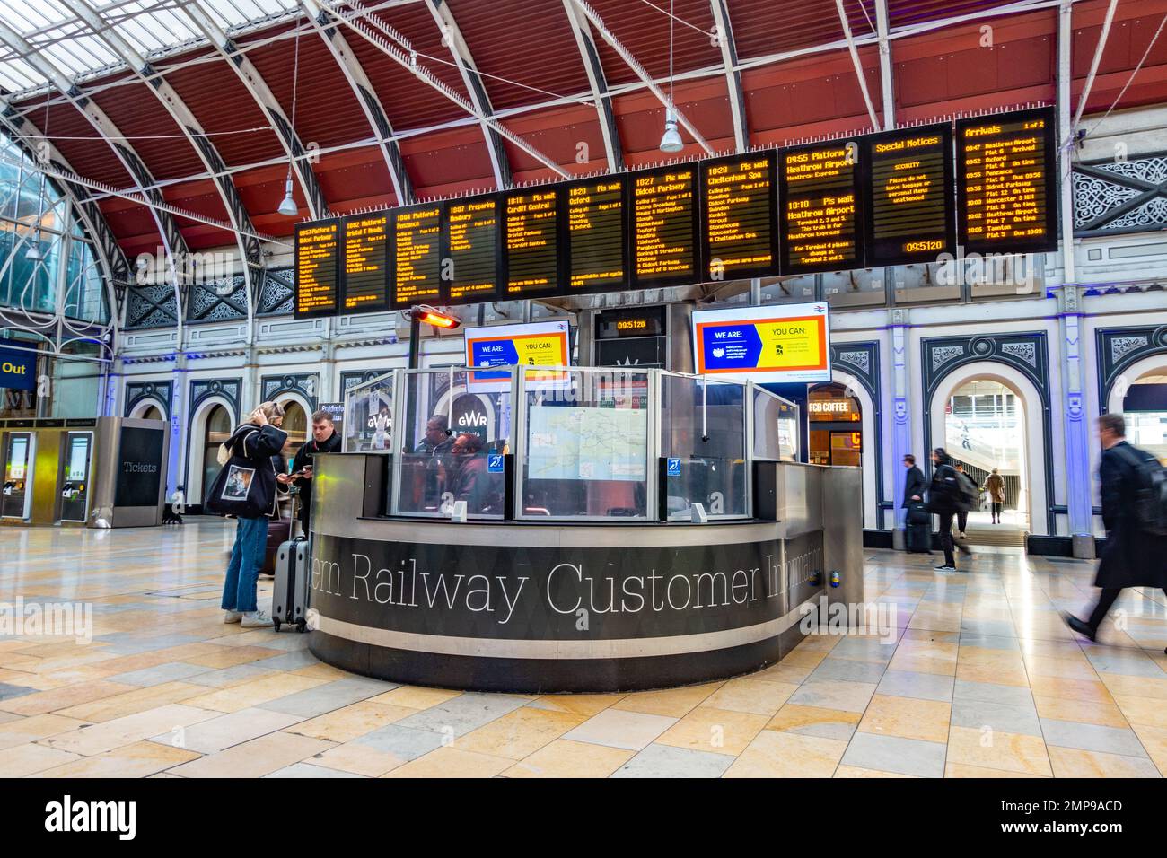 Banco informazioni clienti e tabelloni elettronici di partenza nell'atrio principale della stazione ferroviaria di Paddington a Londra, Regno Unito Foto Stock