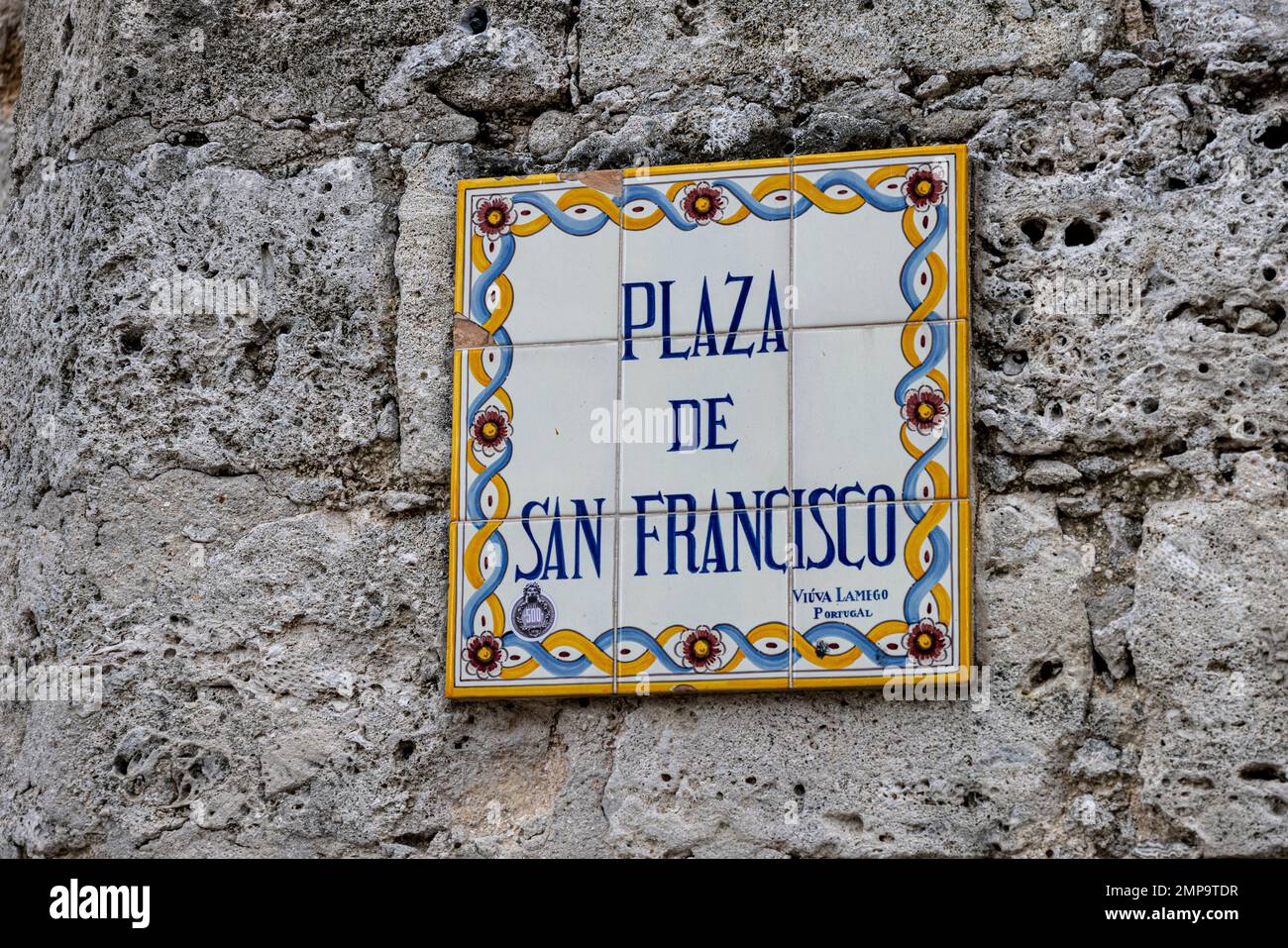 Tradizionale insegna di strada piastrellata, Old Havana, Havana, Cuba Foto Stock