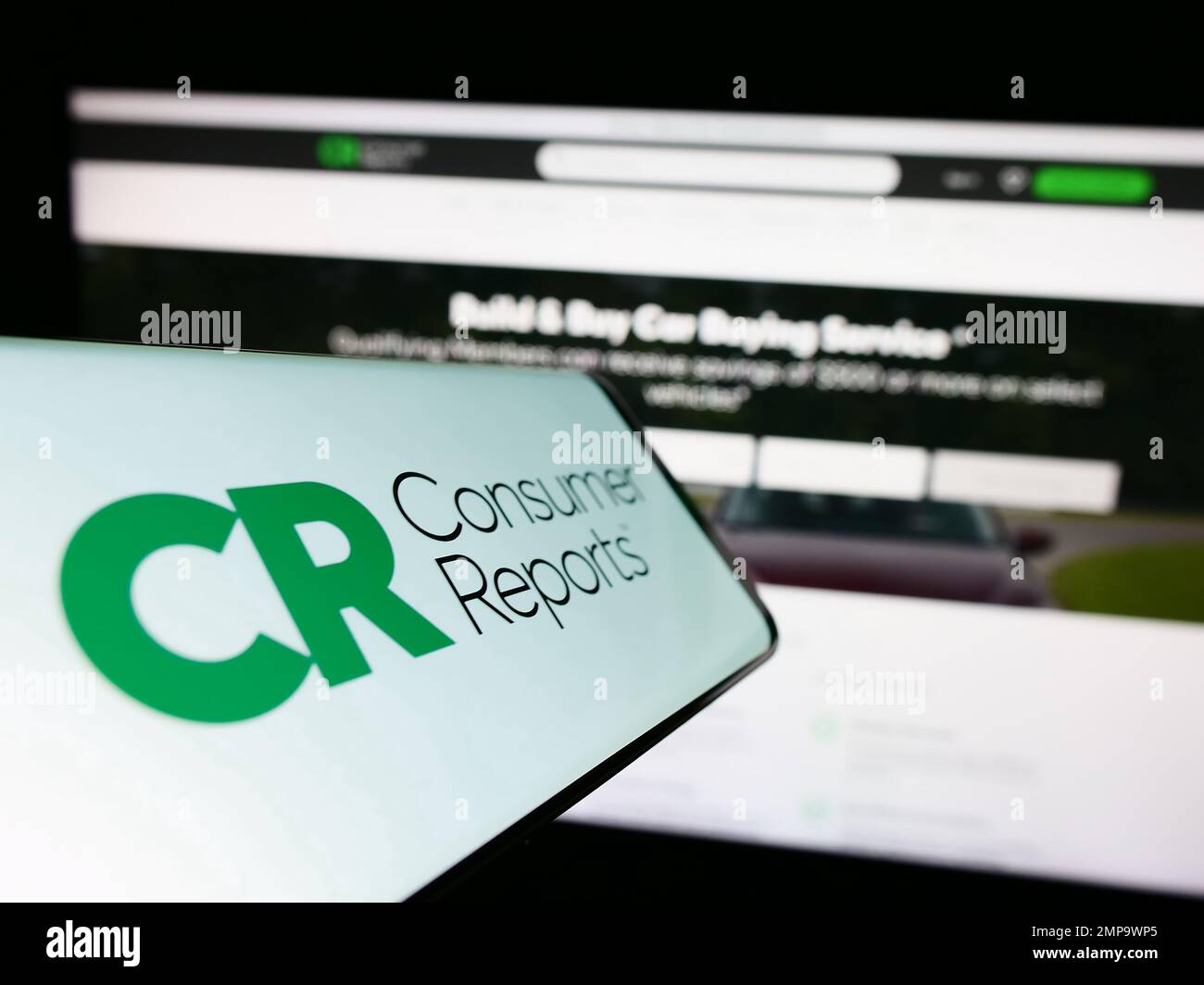Cellulare con il logo dell'organizzazione americana Consumer Reports (CR) sullo schermo di fronte al sito web. Messa a fuoco al centro del display del telefono. Foto Stock