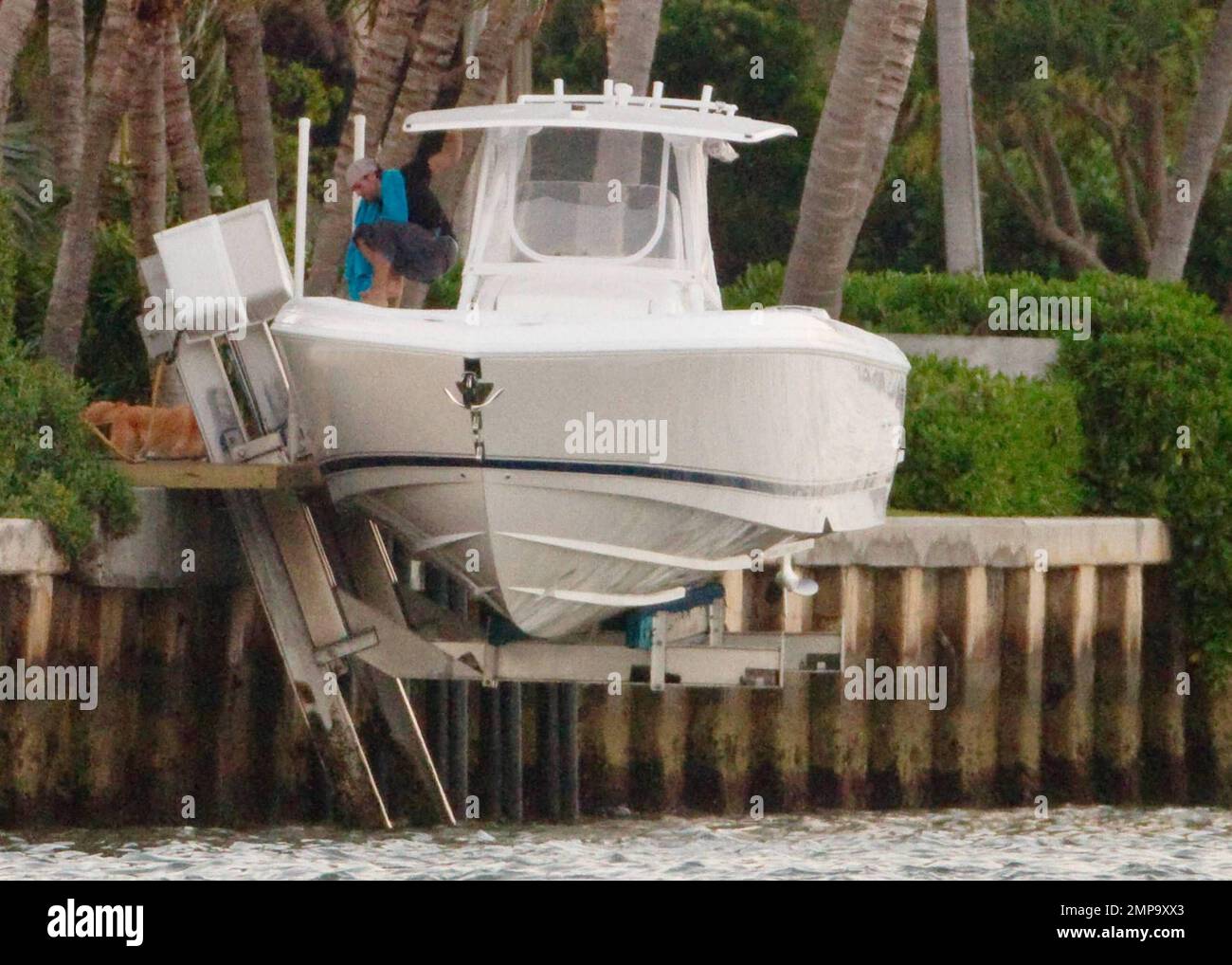 ESCLUSIVO!! Anna Kournikova, tennista professionista russo e modella, torna da un pomeriggio a piedi nudi sulle splendide acque di Miami con il suo beau, Enrique Iglesias, e un pouch nautico a Miami Beach, Florida. 5/2/10. Foto Stock