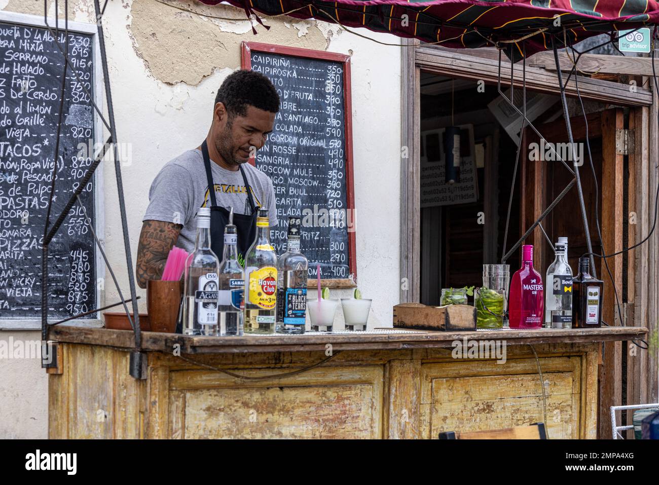 Bar Tender, Old Havana, Cuba Foto Stock