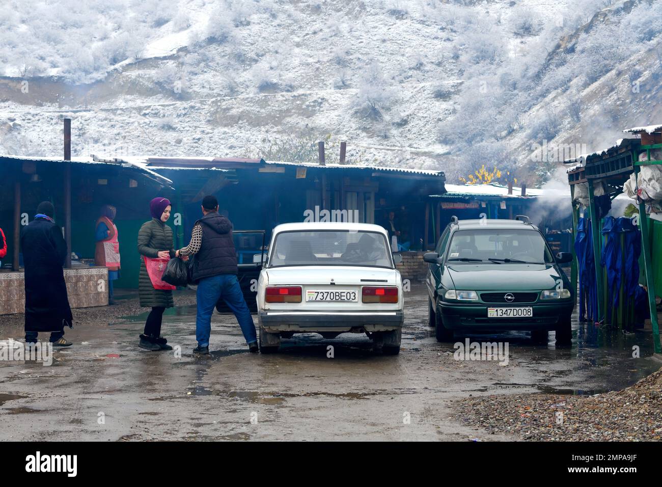 Auto Lada in un mercato di stallo sulla strada in Tagikistan vicino a Nurek. Popolazione tagica locale che commerica in Asia centrale. Foto Stock
