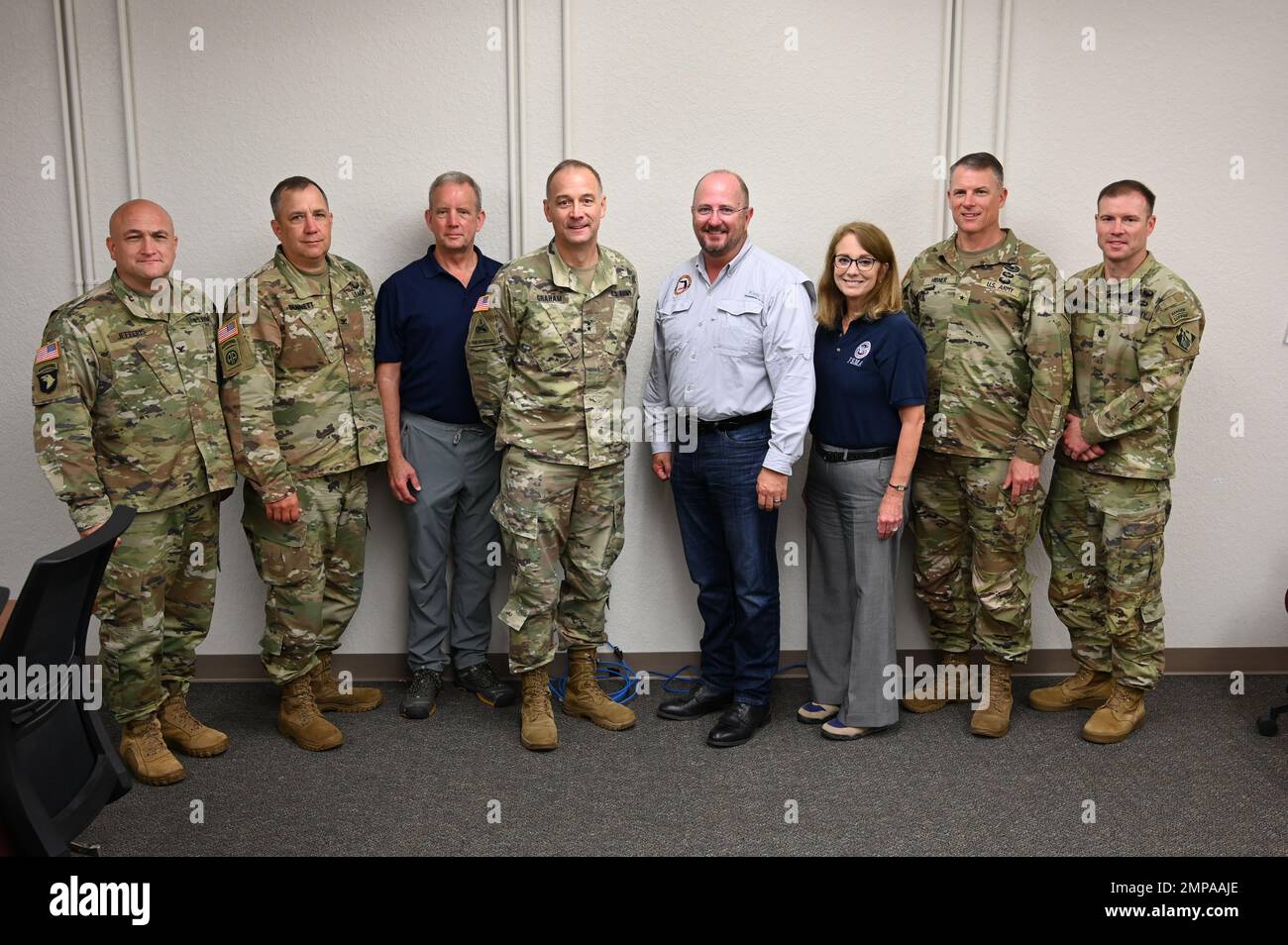 USACE, FEMA e Florida Division of Emergency Management posa per una foto al Lee County Emergency Operations Center di Fort Myers, Florida, ottobre 12, a seguito di un incontro per discutere gli sforzi in corso di recupero da uragano Ian. USACE attualmente ha più di 280 persone dispiegate in Florida che stanno attivamente sostenendo le operazioni di recupero statale. Foto Stock