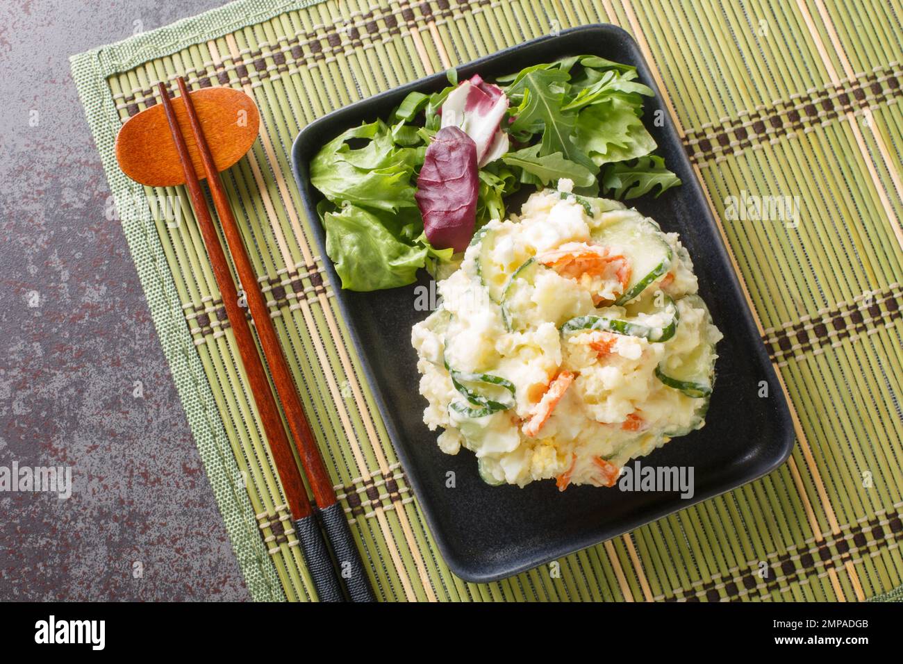 Piatto classico cotto in casa insalata di patate giapponese è distinto per la sua colorata aggiunta di verdure fresche, consistenza cremosa e sapore arrotondato cl Foto Stock