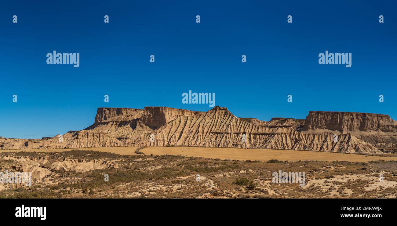 Vista panoramica delle spettacolari formazioni di sabbia nel deserto di Bardenas Foto Stock