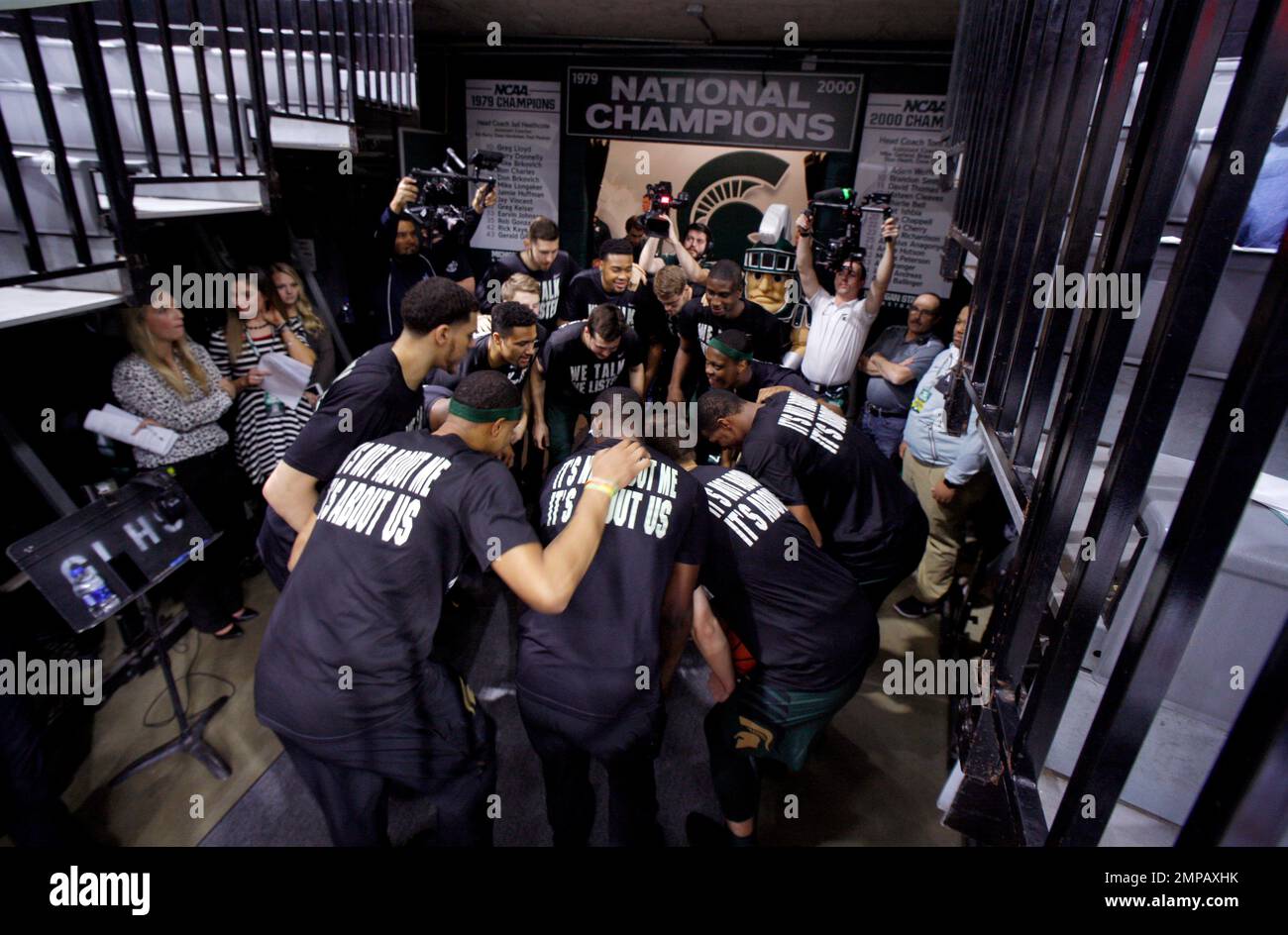 Michigan State players gather before an NCAA college basketball game against Maryland, Thursday, Jan. 4, 2018, in East Lansing, Mich. Michigan State won 91-61. (AP Photo/Al Goldis) Foto Stock