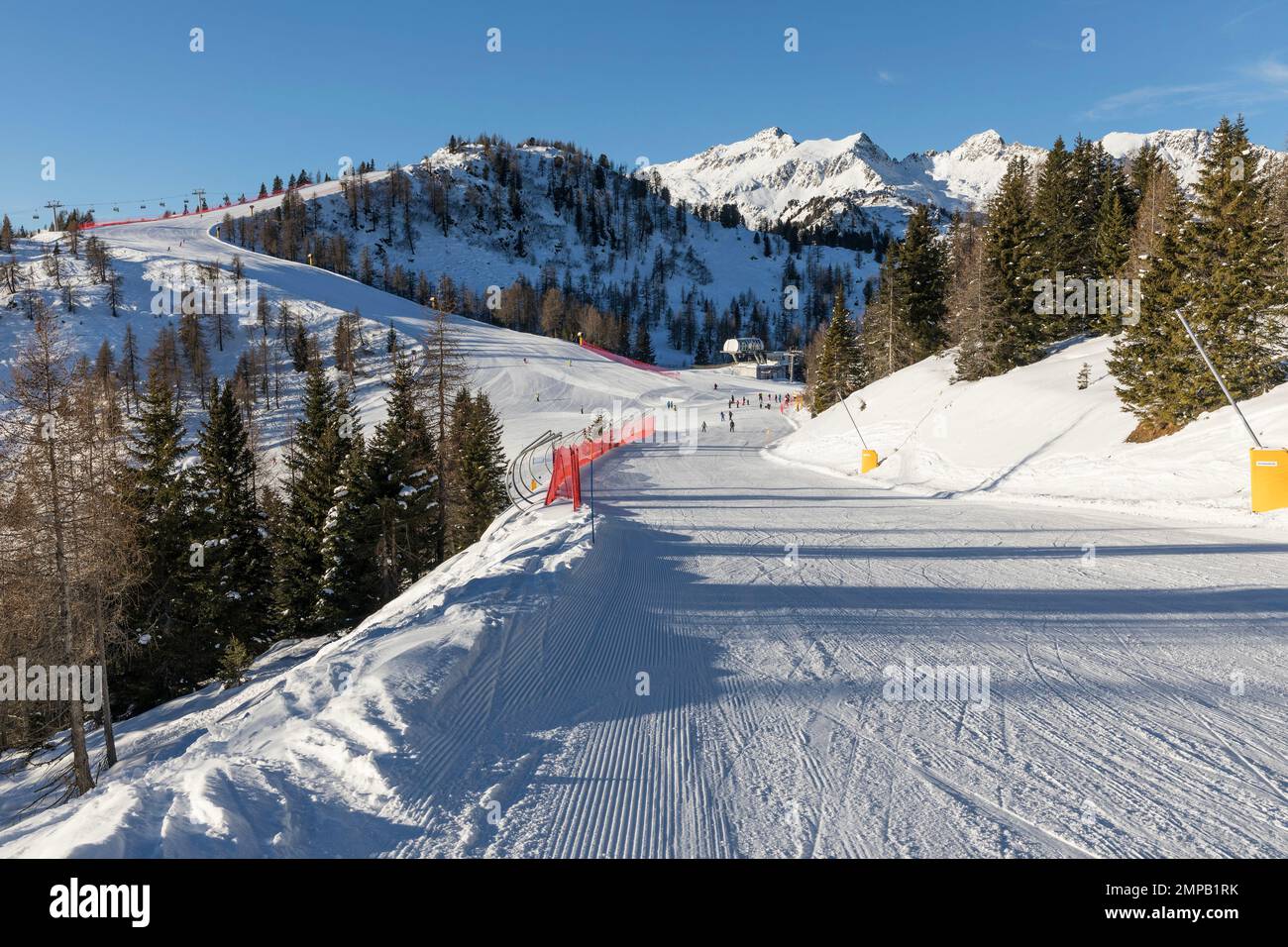 Area sciistica nelle Alpi delle Dolomiti nelle giornate di sole. Si affaccia sulla pista Mastellissima a Marilleva-Folgarida. Brenta. Italia Foto Stock