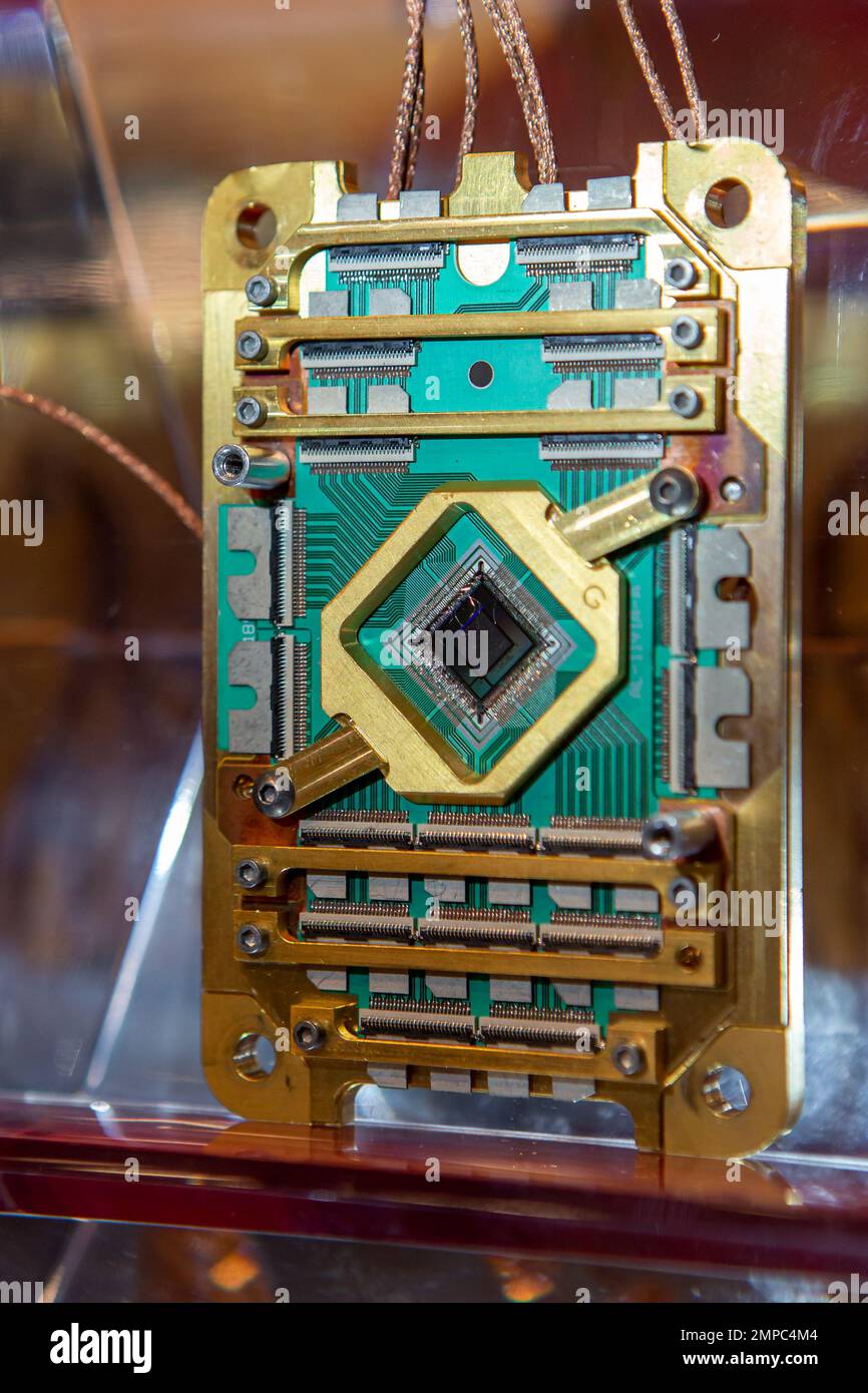 Hannover, Germania. 11th giugno, 2018. CEBIT 2018, International computer expo e Europe's Business Festival for Innovation and Digitization: Processore D-Wave 2000Q Quantum computer con chip da 2048 qubit di D-Wave Systems Inc Credit: Christian Lademann / LademannMedia Foto Stock