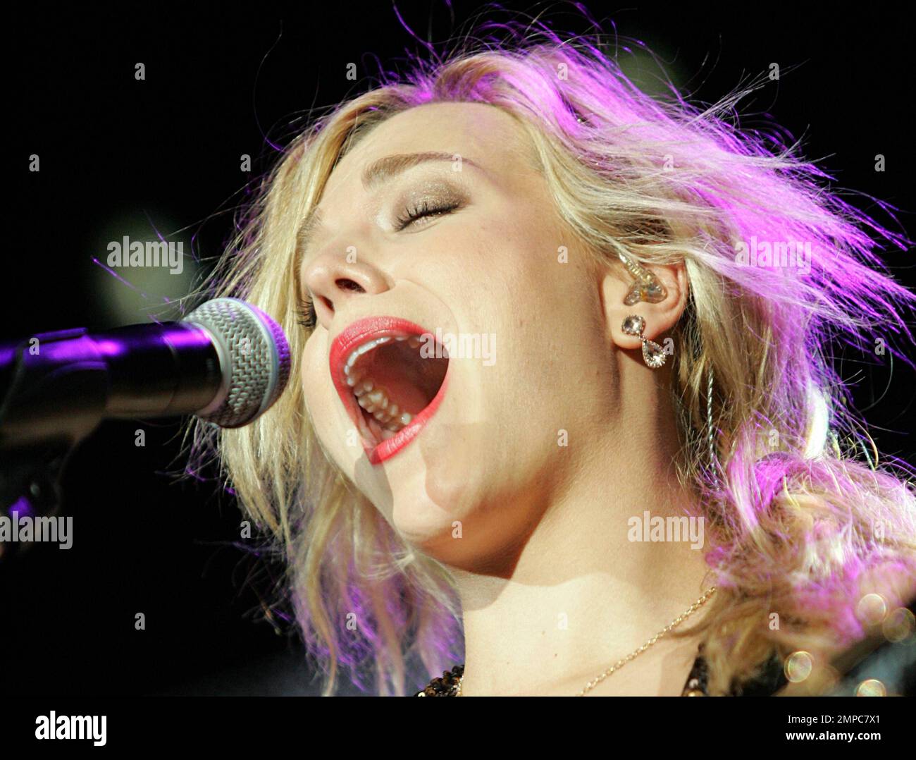 Kimberly Perry di 'The Band Perry' suona dal vivo in concerto presso il Time Warner Cable Music Pavilion di Walnut Creek a Raleigh, North Carolina. 24th agosto 2012. Foto Stock