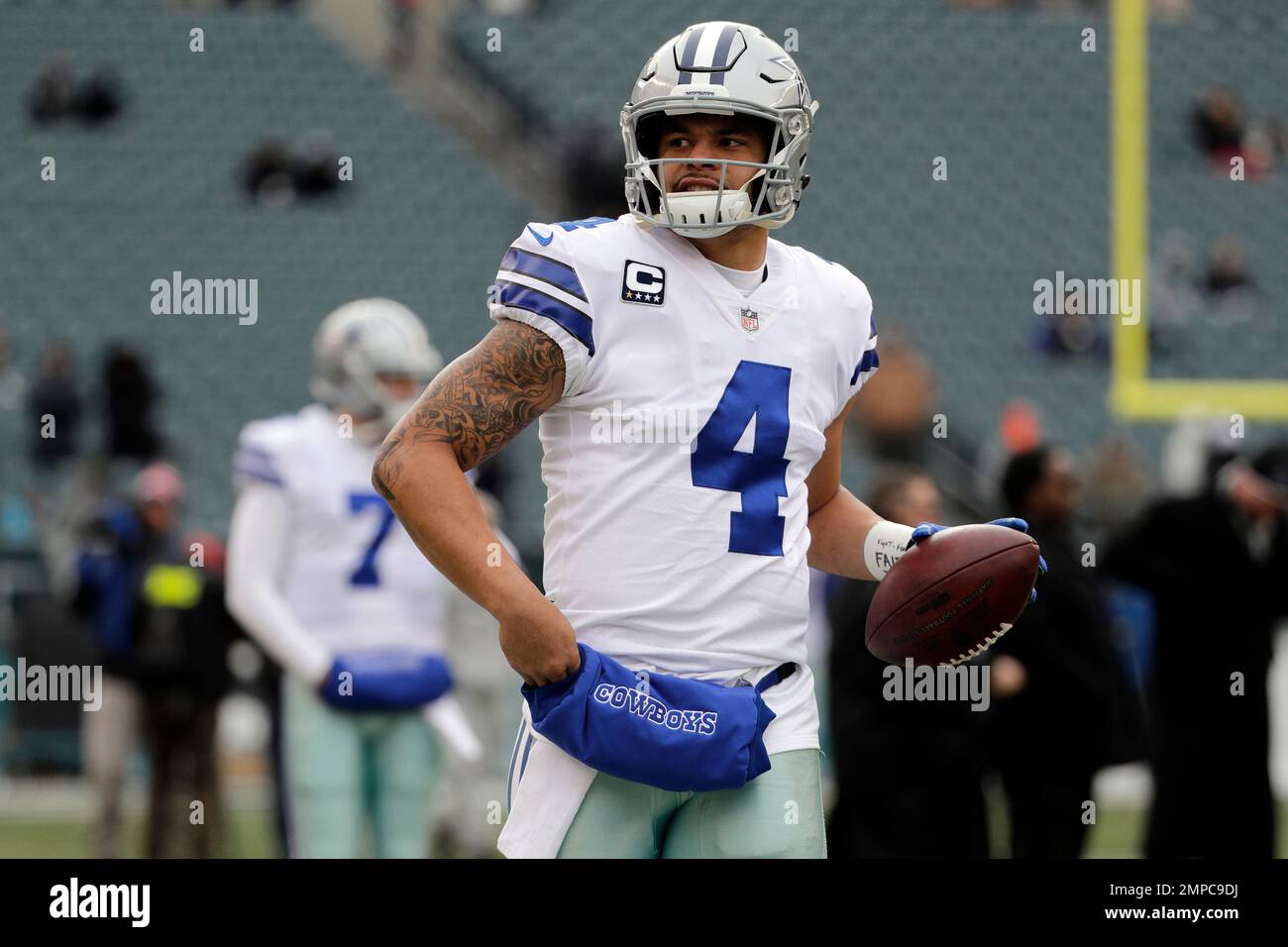 Dallas Cowboys' Dak Prescott warms up before an NFL football gameagainst the Philadelphia Eagles, Sunday, Dec. 31, 2017, in Philadelphia. (AP Photo/Chris Szagola) Foto Stock