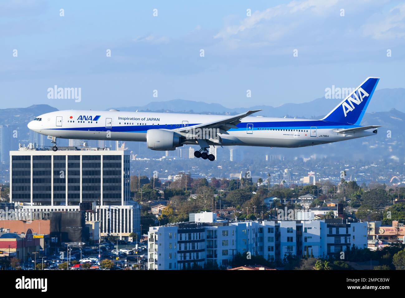 Tutti gli aeromobili Nippon Airways Boeing 777 in volo. Aeroplano 777-300ER di tutti Nippon, ANA prima dell'atterraggio. Foto Stock