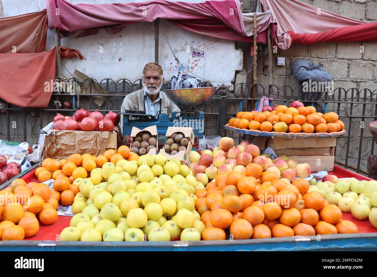 Karachi Pakistan 2019, un vecchio che vende frutta al suo carrello di frutta la mattina presto nel mercato del kharadar, Foto Stock