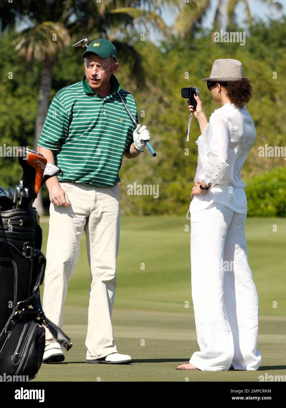 Esclusivo!! Sharlely Kerssenberg paga al ragazzo il campione di tennis Boris Becker una visita al campo da golf. Si sposta con lui e i due si fermano brevemente in modo da poter girare un video di lui sul campo mentre gioca il giorno quattro del torneo di golf Invitational di Michael Jordan Celebrity tenutosi presso il lussuoso e unico campo da golf Ocean Club a Paradise Island. L'organizzazione MJCI porta in un'incredibile gamma di talenti dal mondo dello sport e dell'intrattenimento per competere sul corso e partecipare a vari eventi per beneficenza in questo evento annuale. In esso è settimo anno la carità h Foto Stock