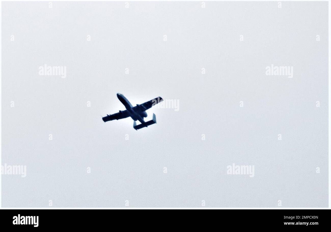 Un pilota dell'aeronautica militare guida un aeromobile Thunderbolt II a-10C sullo spazio aereo di South Post a Fort McCoy, Wisconsin, il 12 ottobre 2022, come parte delle operazioni di addestramento all'installazione. Diversi A-10s hanno completato il decollo e l'atterraggio alla Young Air Assault Strip a South Post e le rotte di volo sopra l'installazione. Secondo il foglio informativo dell'aeronautica militare per L'A-10C, Thunderbolt II è il primo aereo dell'aeronautica progettato appositamente per il supporto aereo stretto delle forze di terra. Sono semplici, efficaci e superstiti aviogetti a doppio motore che possono essere usati contro gli aerei leggeri di attacco marittimo e tutti Foto Stock Un pilota dell'aeronautica militare guida un aeromobile Thunderbolt II a-10C sullo spazio aereo di South Post a Fort McCoy, Wisconsin, il 12 ottobre 2022, come parte delle operazioni di addestramento all'installazione. Diversi A-10s hanno completato il decollo e l'atterraggio alla Young Air Assault Strip a South Post e le rotte di volo sopra l'installazione. Secondo il foglio informativo dell'aeronautica militare per L'A-10C, Thunderbolt II è il primo aereo dell'aeronautica progettato appositamente per il supporto aereo stretto delle forze di terra. Sono semplici, efficaci e superstiti aviogetti a doppio motore che possono essere usati contro gli aerei leggeri di attacco marittimo e tutti Foto Stock