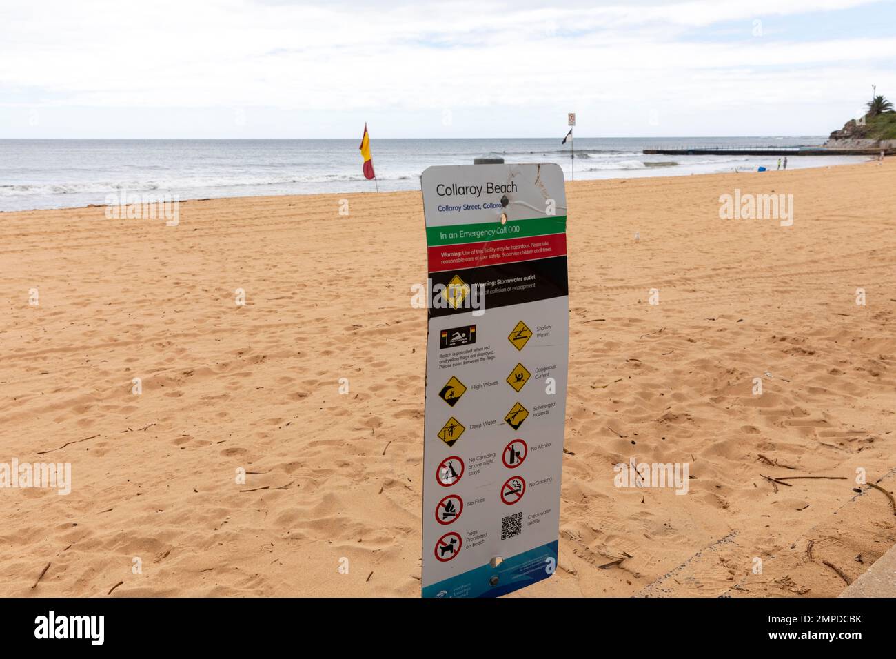 Spiaggia di Collaroy sulla costa orientale di Sydney e cartello sulla spiaggia eretto dal consiglio con regole e regolamenti, Sydney Northern Beaches, NSW, Australia Foto Stock