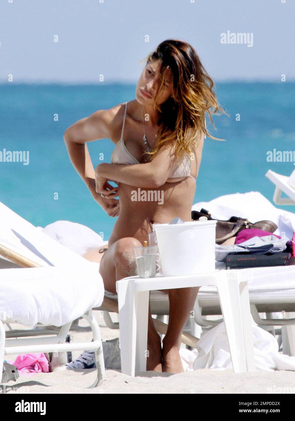 La bambina bikini Belen Rodriguez sfoca la sua incredibile figura mentre si rilassa con un gruppo di amici femminili sull'oceano a South Beach. Durante il giorno, la modella argentina girò l'attrice scambiò un bikini rosa per un bikini dalle tonalità della pelle che a malapena conteneva le sue curve. Belen che ha avuto una serie di famosi boyfriends, tra cui calciatori, sta attualmente datando la personalità televisiva italiana Fabrizio Corona. Miami, Florida. 3/6/10. . Foto Stock