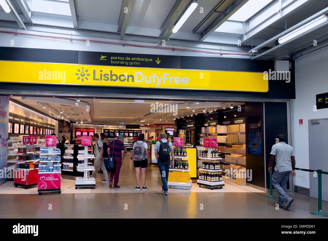 Passeggeri che camminano all'interno dell'aeroporto internazionale Foto Stock