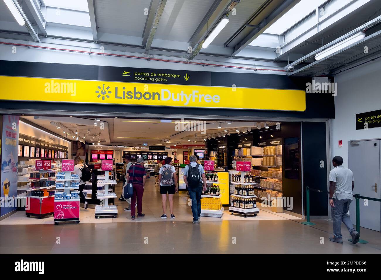 Passeggeri che camminano all'interno dell'aeroporto internazionale Foto Stock