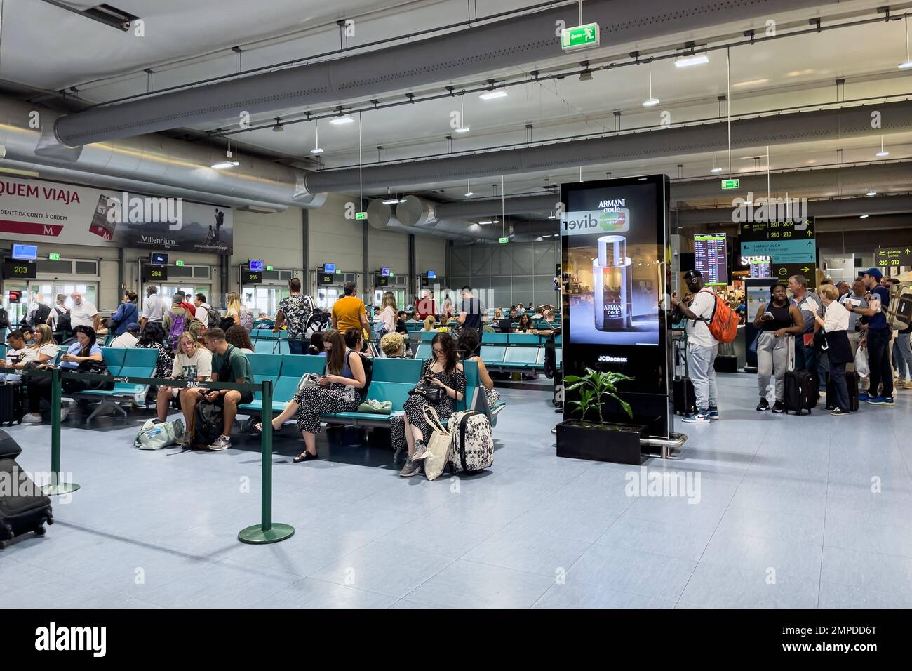 Passeggeri che camminano all'interno dell'aeroporto internazionale Foto Stock