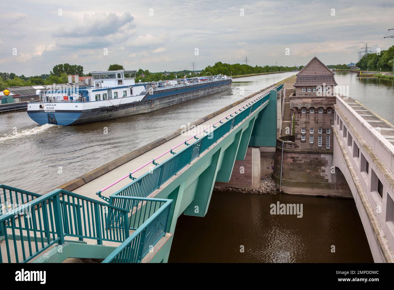 Il vecchio e nuovo ponte sul canale, l'acquedotto di Minden, Minden, Renania settentrionale-Vestfalia, Germania Foto Stock