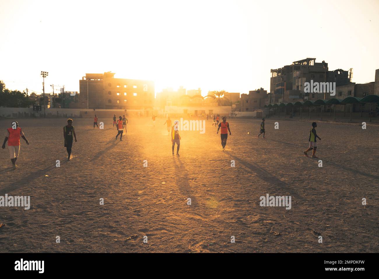 Karachi Pakistan 2020, squadra che gioca a calcio in un campo di calcio di layari al tramonto Foto Stock