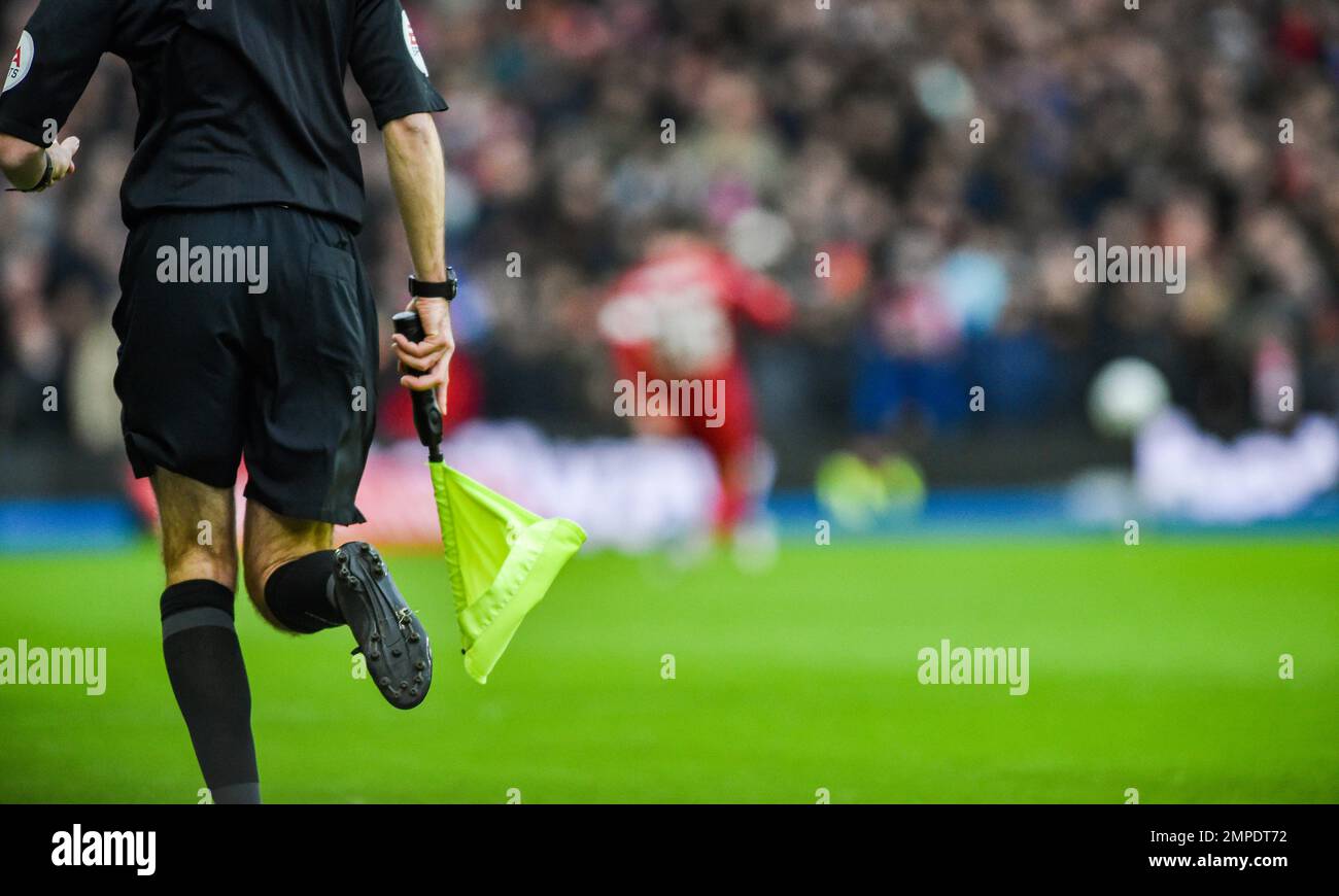 Bandiera dell'arbitro assistente durante la partita della Emirates fa Cup Fourth Round tra Brighton & Hove Albion e Liverpool all'American Express Community Stadium , Brighton , UK - 29th gennaio 2023 Foto Simon Dack/Telephoto Images. Solo per uso editoriale. Nessun merchandising. Per le immagini di calcio si applicano le restrizioni di fa e Premier League inc. Nessun utilizzo di Internet/cellulare senza licenza FAPL - per i dettagli contattare Football Dataco Foto Stock