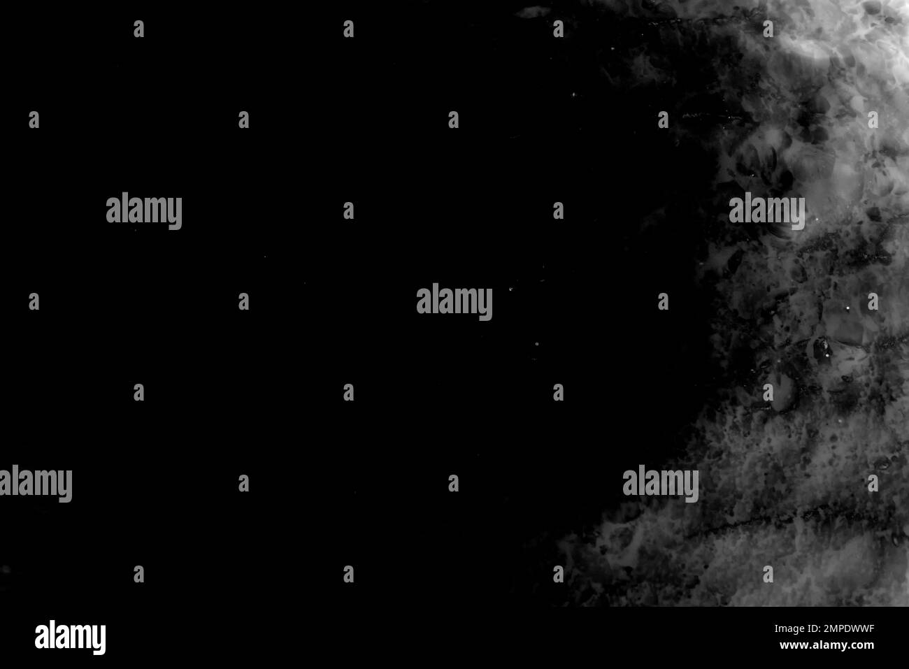 Foto astratta in bianco e nero delle texture delle onde d'acqua nel buio con riflesso di luce. Stile antico. Sfondo Foto Stock