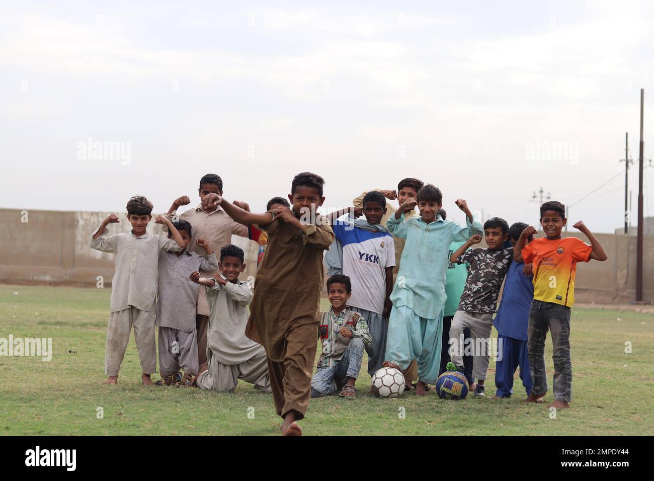 Karachi Pakistan 2019, un gruppo di squadre di calcio per bambini fotografa la domenica mattina nel campo di calcio, bambini asiatici, sport locali, calcio in pakistan Foto Stock