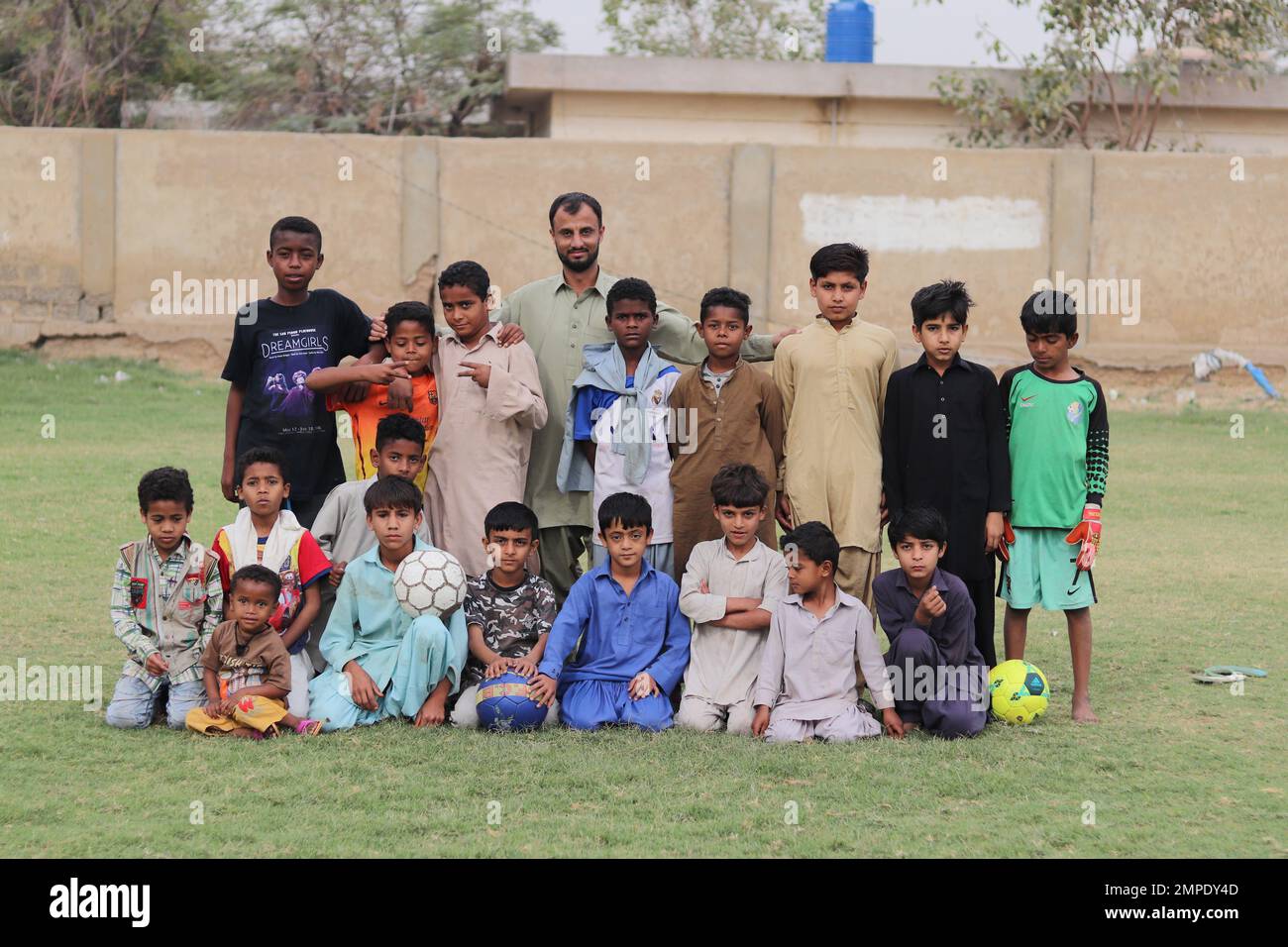Karachi Pakistan 2019, un gruppo di squadre di calcio per bambini fotografa la domenica mattina nel campo di calcio, bambini asiatici, sport locali, calcio in pakistan Foto Stock