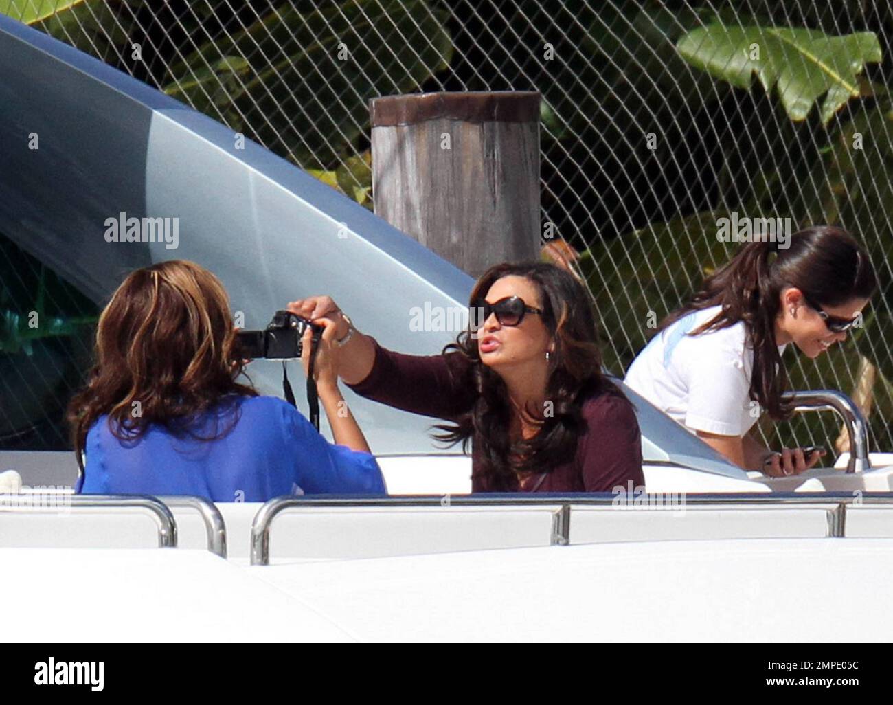Beyonce, una bellezza in fiore incinta, trascorre un pomeriggio a bordo di  uno yacht di lusso con la sua famiglia. Queen Bee indossava un abito puro  blu reale su un bikini blu