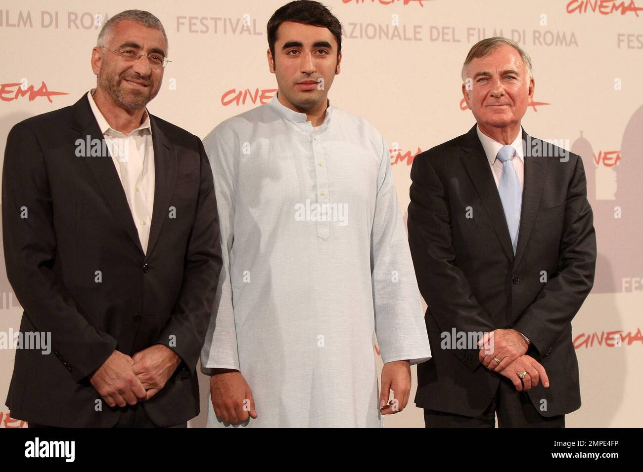 Duane Baughman, presidente del Partito popolare pakistano e figlio dell'ex primo ministro pakistano Benazir Bhutto, Bilawal Zardari Bhutto e del produttore Mark Siegel al bando fotografico per 'Bhutto' durante il 5th° Festival Internazionale del Film di Roma. Roma, ITA. 10/30/10. Foto Stock