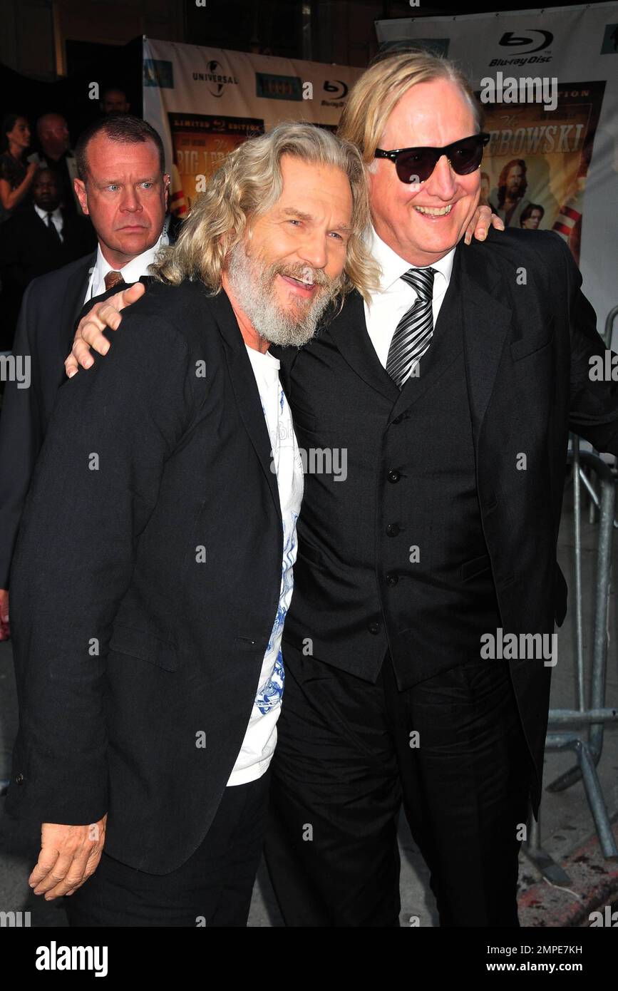 Jeff Bridges e T Bone Burnett alla pubblicazione Blu-ray di 'The Big Lebowski' alla sala da ballo Hammerstein di New York, New York, 16th agosto 2011. Foto Stock