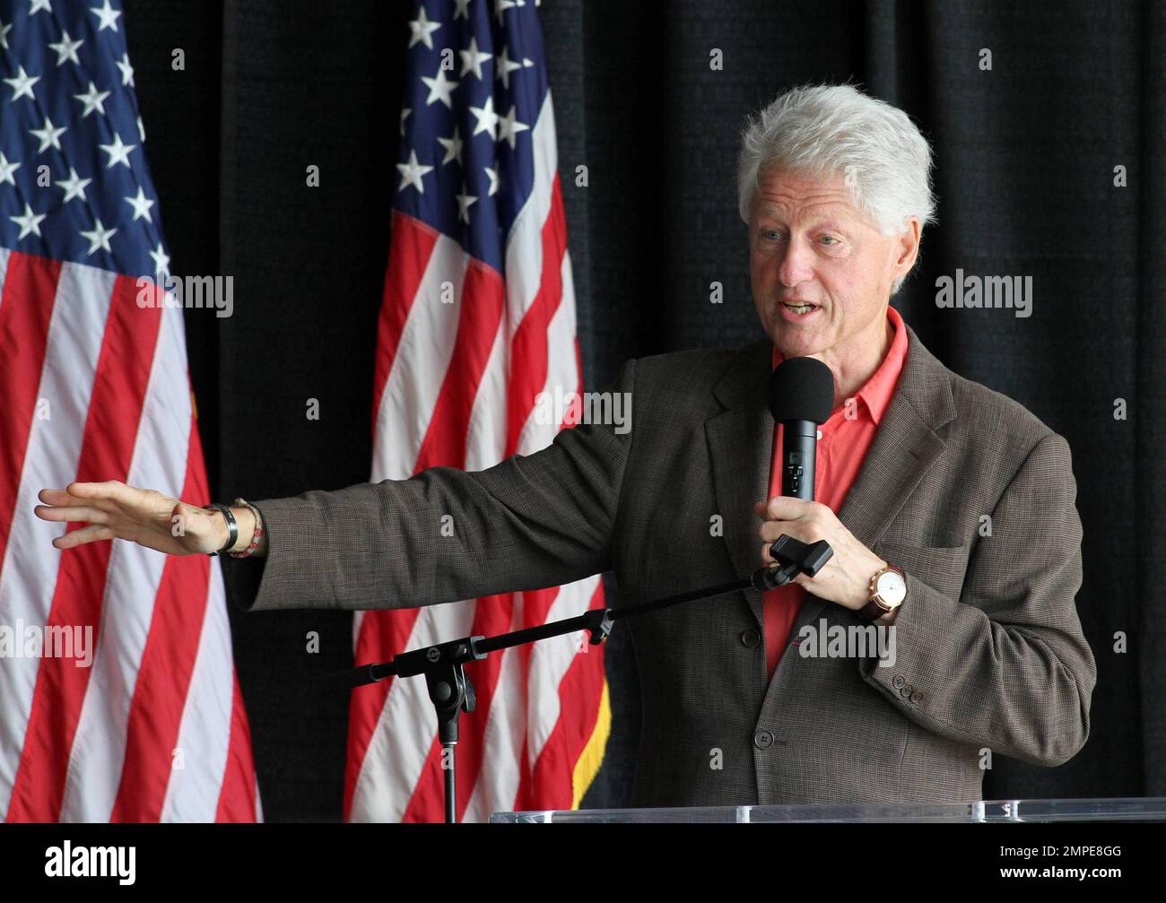 L'ex presidente degli Stati Uniti Bill Clinton parla ad un primo Rally di voto per Alex Sink, candidato democratico per il governatore della Florida al Miami-Dade College. Sink è attualmente Chief Financial Officer della Florida. Il backstage Clinton si trovava vicino a Sink e le mise un braccio attorno. Miami, Florida. 10/21/10. Foto Stock