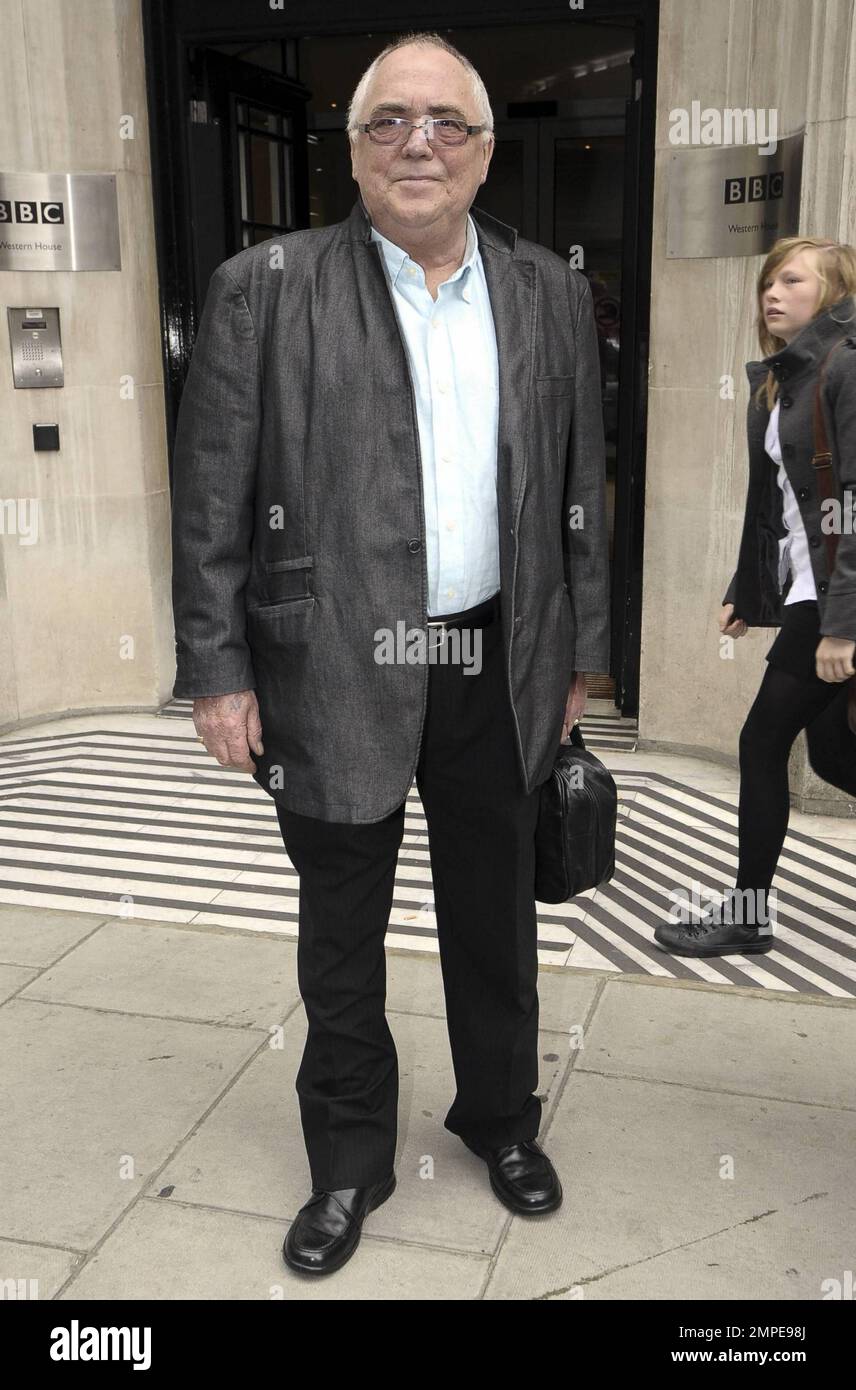 La star di 'incoronation Street' Bill Tarmey, che interpreta Jack Duckworth nella serie, posa per le foto al di fuori della BBC radio 2. Londra, Regno Unito. 10/13/10. Foto Stock